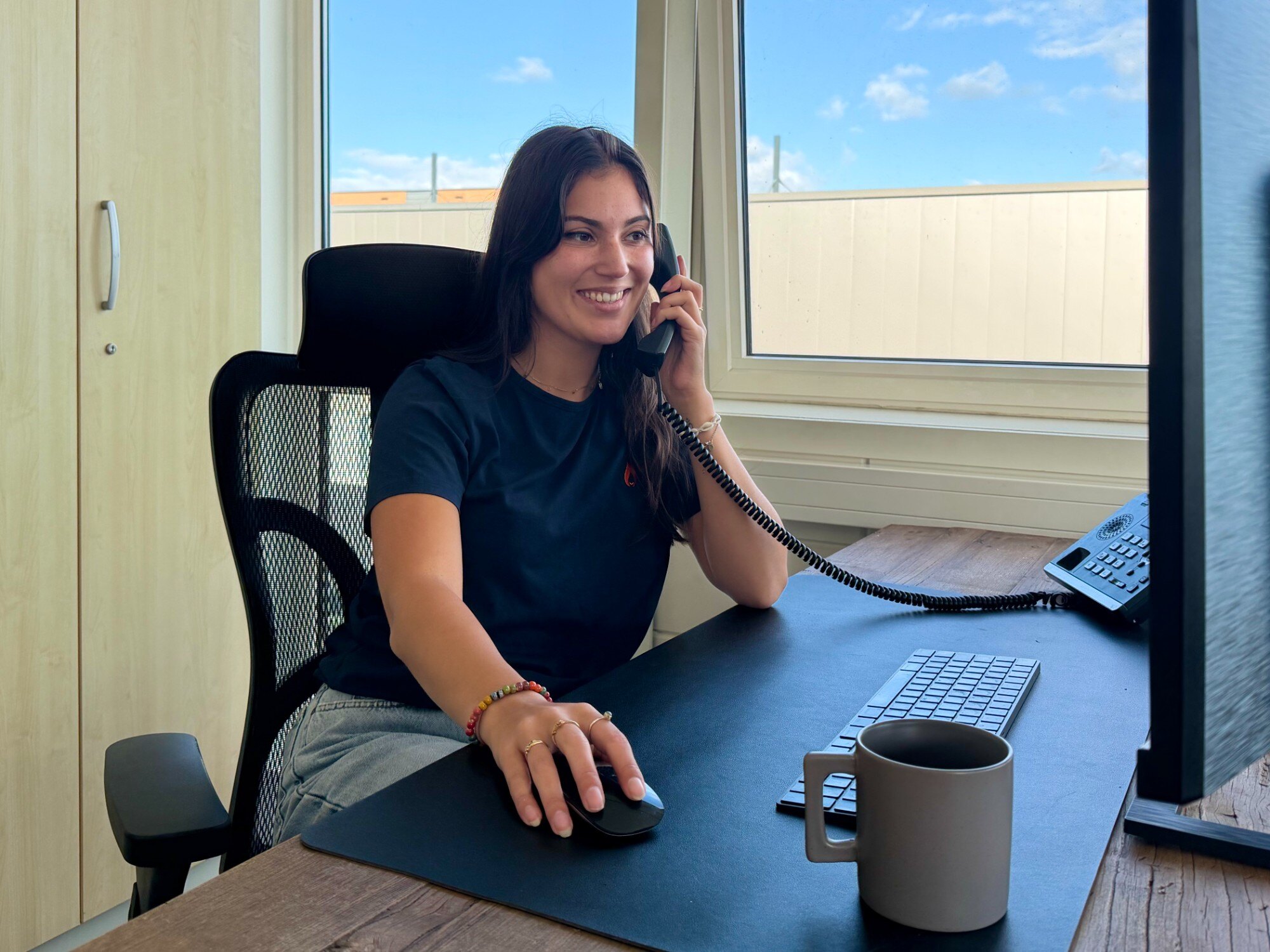 Hov&eacute; back office medewerker aan de telefoon